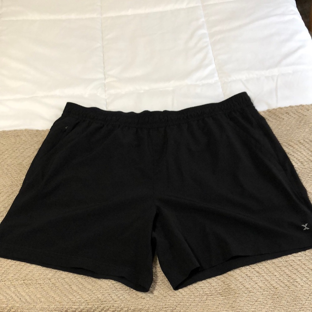 Xersion Activewear Shorts in Deep Black